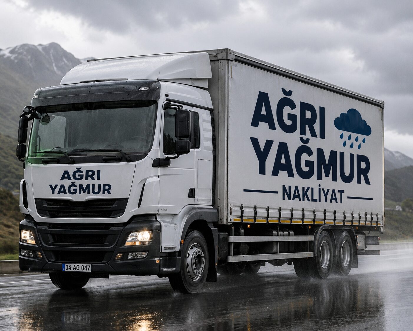 Şehirlerarası nakliyat kamyonu yağmurlu dağ yolunda